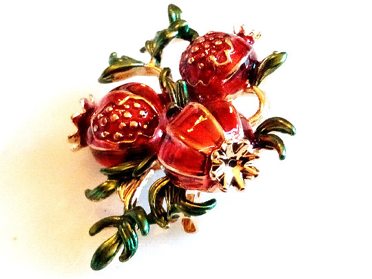 POMEGRANATE BROOCH!Food/Drink Pin.Red Enameled Fruit With Green Leaves.Gold Tone