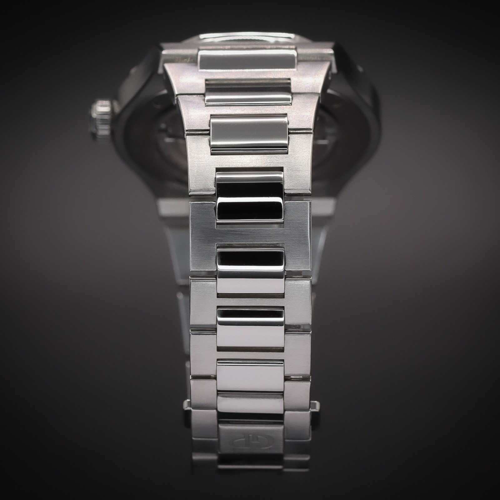 GIRARD-PERREGAUX Laureato 42 “Sunray Green” | Ref. 81010-11-3153-1CM | Full Set