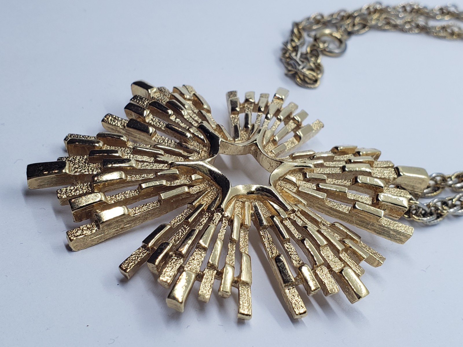 Vtg TRIFARI Goldtone Sunburst Modernist 60’s Glam Statement Pendant Necklace 25″