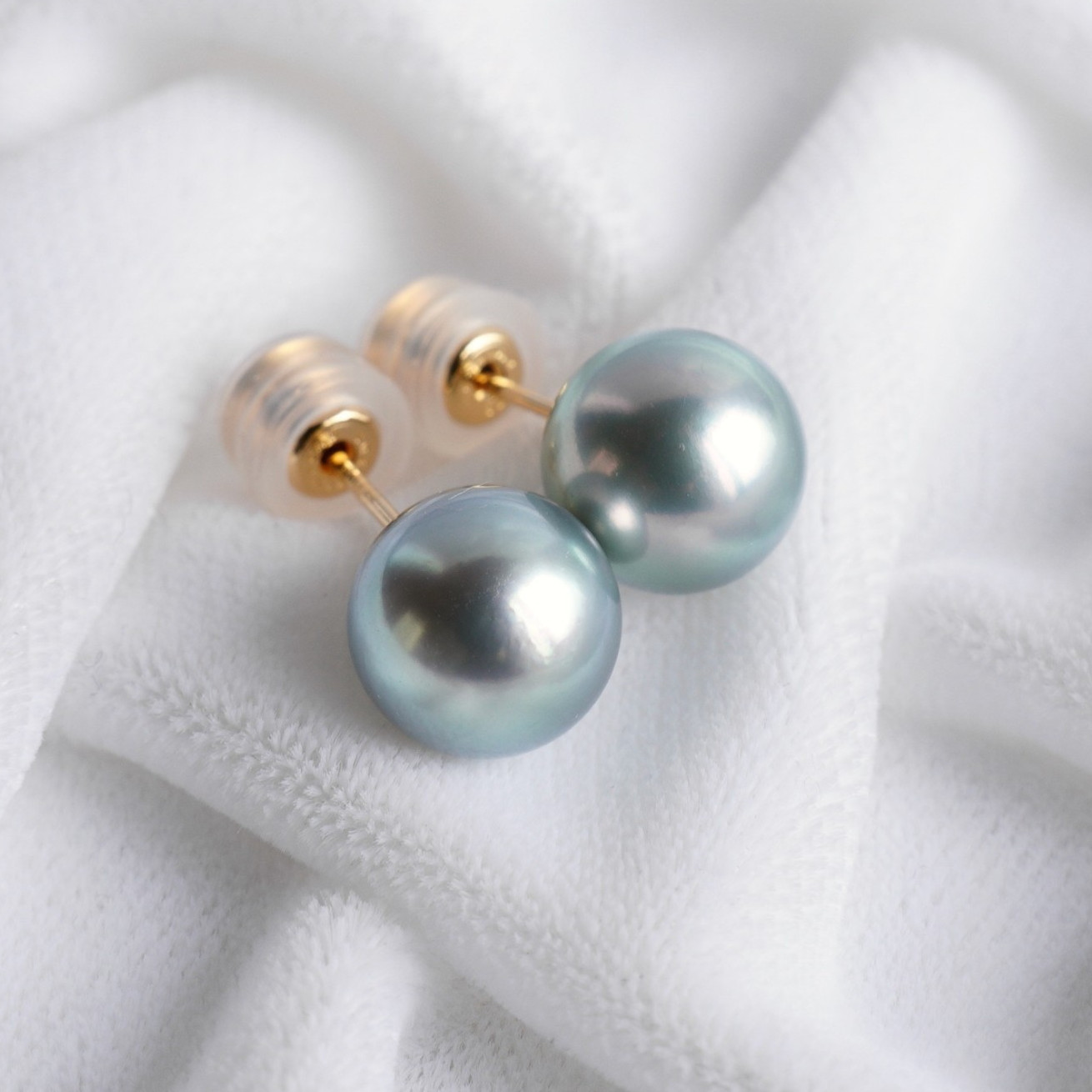 High Luster 8.7mm Round Gray-Blue Japanese Akoya Pearl Stud Earrings 18K Gold