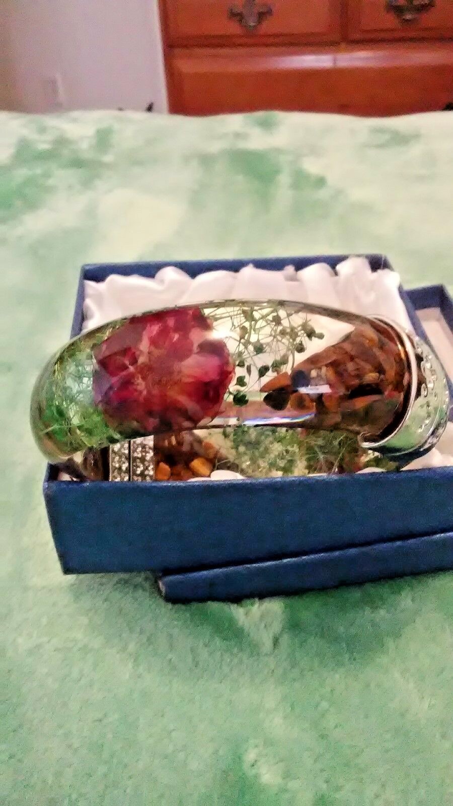Bold South African Tigers Eye Chips Lucite Silver Tone Bangle (8 in) 100.00 cts