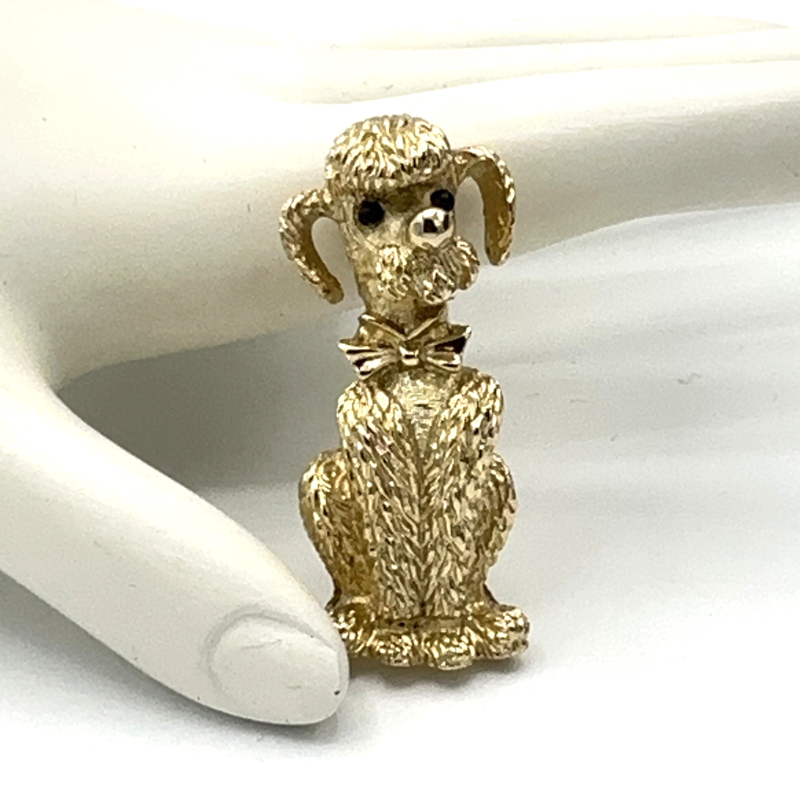 BOUCHER vintage dog brooch – gold-tone sitting poodle w/ bow pin – 7702P signed