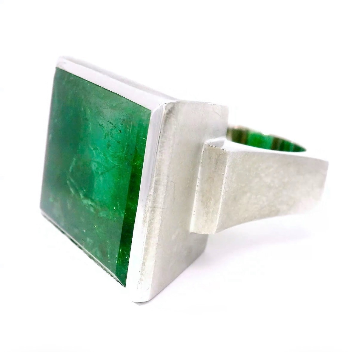 750 Tourmaline Ring in 18ct White Gold with Impressive Tourmaline