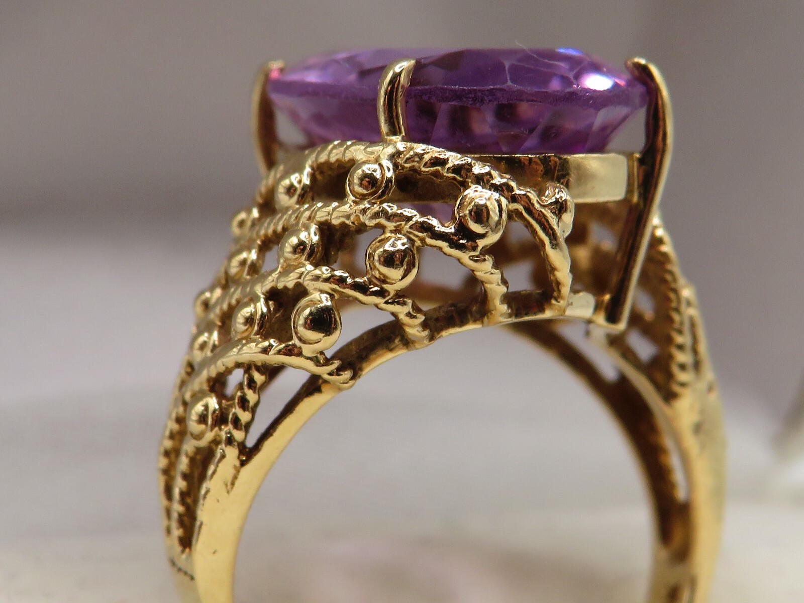 10K YELLOW GOLD RING w 7.2ct AMETHYST in a FILIGREE-STYLE SETTING – SIZE: 7*