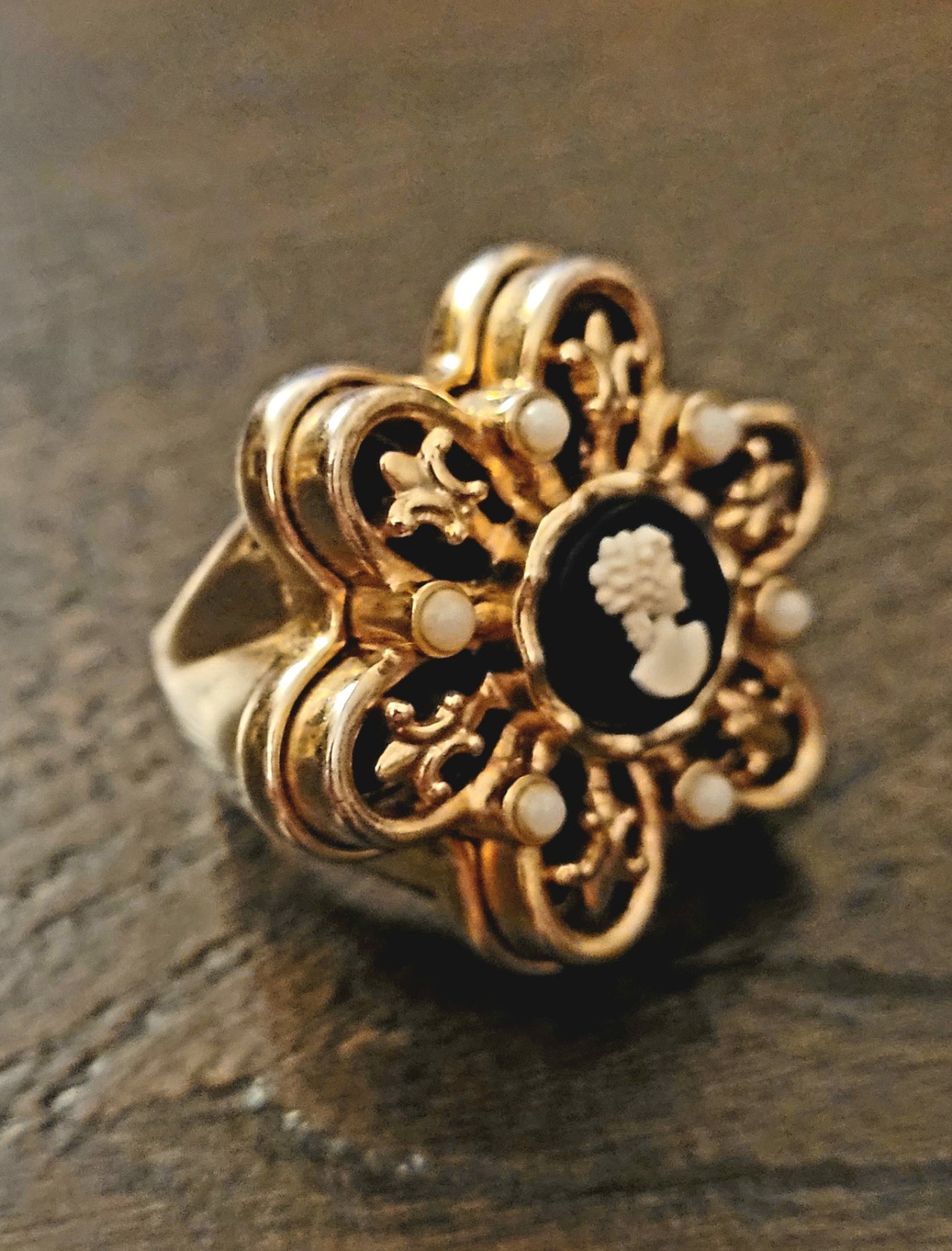 JewelMint Gold Tone Bambina Cameo Portrait Cocktail Ring Size 8 Signed