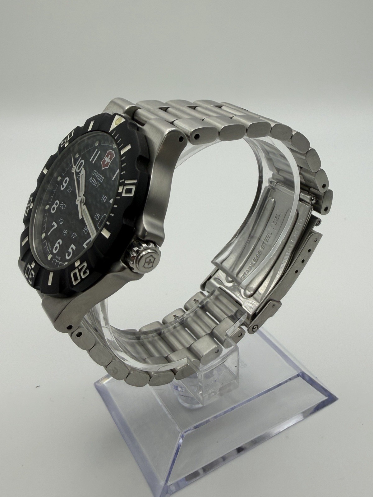 Victorinox Swiss Army Maverick 39mm Quartz Black Dial Watch Box Papers Links