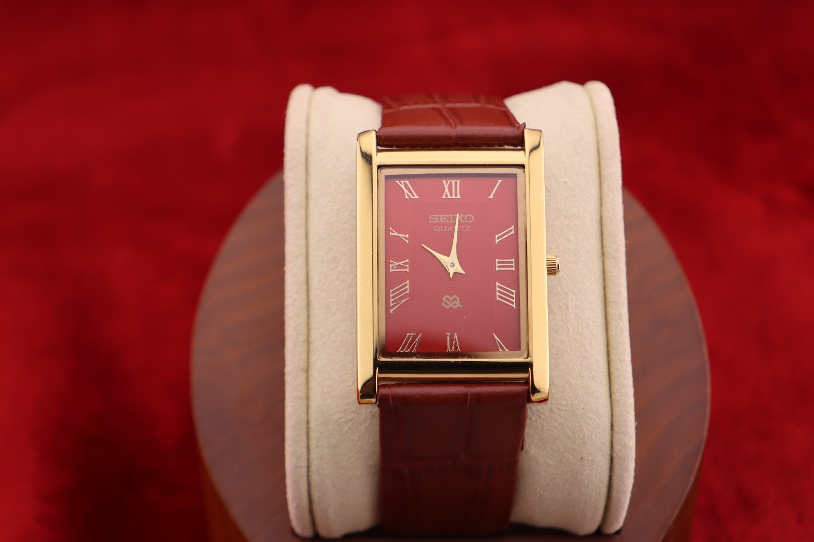 ⌚✨ Vintage Seiko Slim Quartz Gentlemen’s Red Dial ,Light Brown Dress Watch