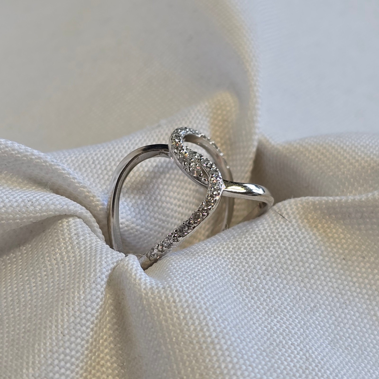 Sterling Silver Ring 3.17g Fine Jewelry Size 8 Band Clear Stones *READ*