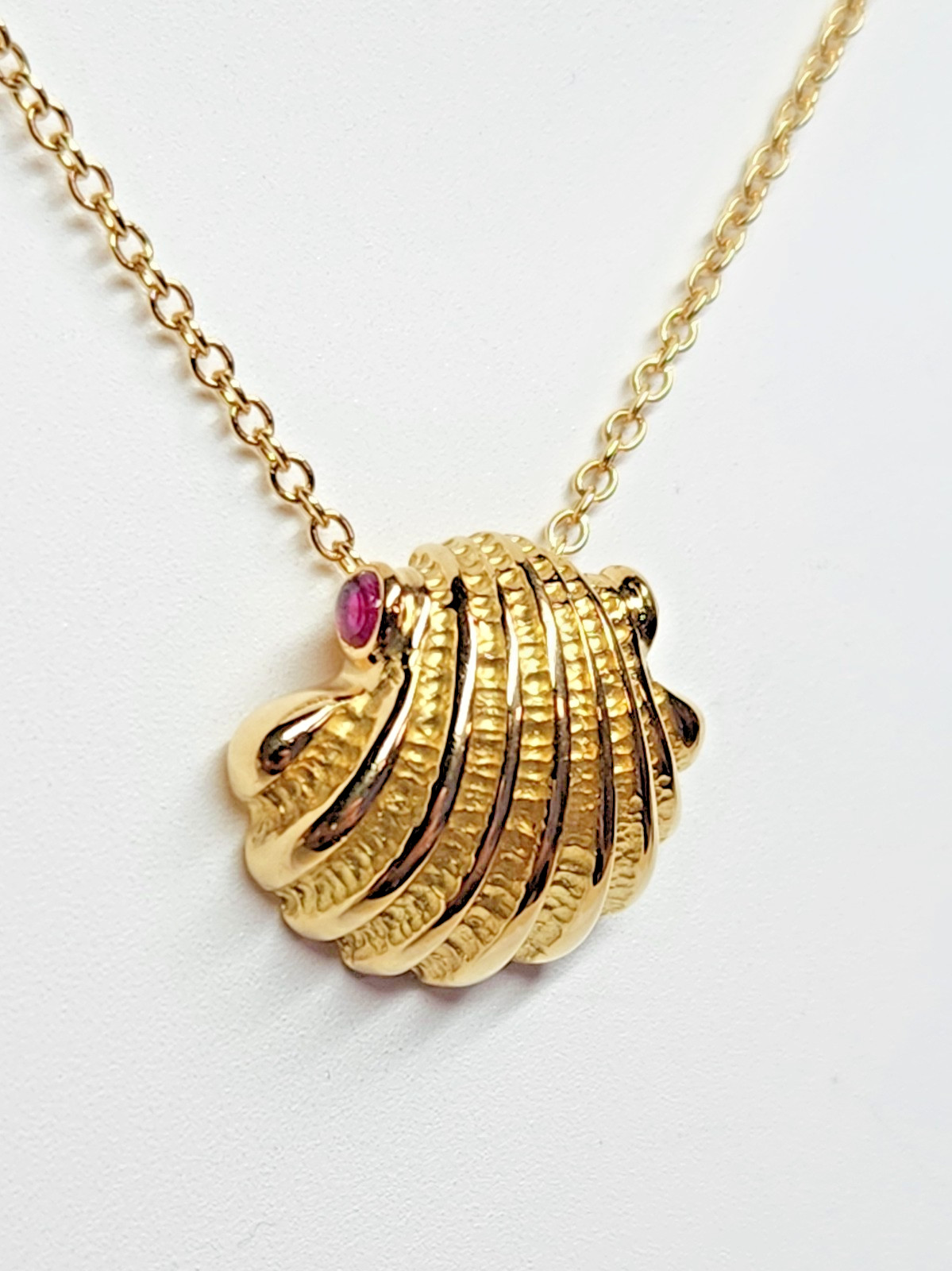 TIFFANY & Co. 1990s 18k Ruby Cabochon Accented Oyster Shell Pendant 16″ Necklace