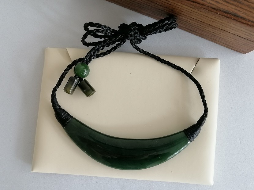 Beautiful New Zealand style Jade Polished Curve Pendant Necklace 69mm L Unisex