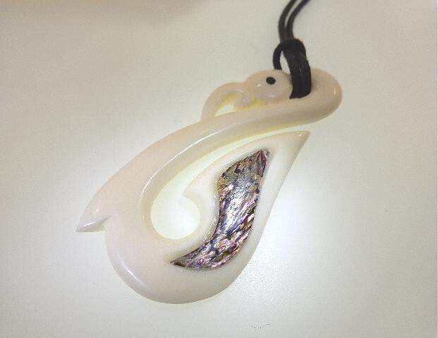 27MM HAND-CARVED MAORI MANAIA WATER BUFFALO BONE PAUA ABALONE FISH HOOK NECKLACE