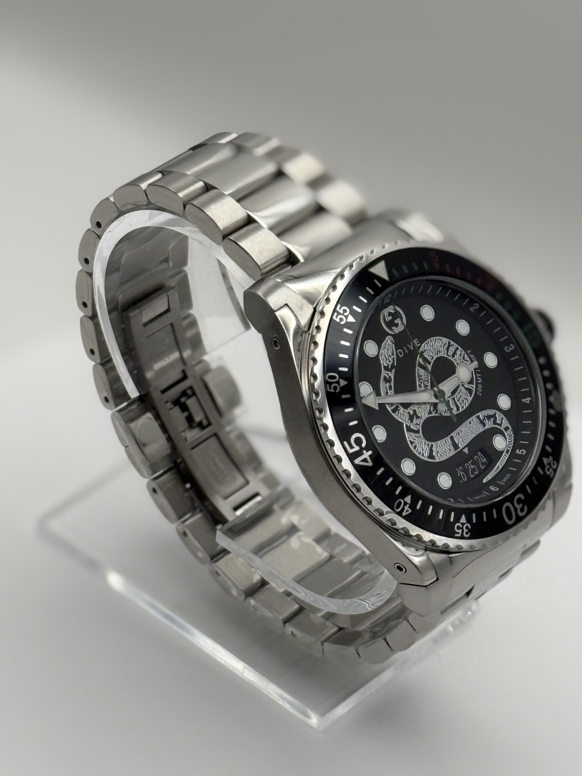 Gucci Dive 45MM Men’s Swiss Quartz Watch Black Dial Stainless Steel YA136218
