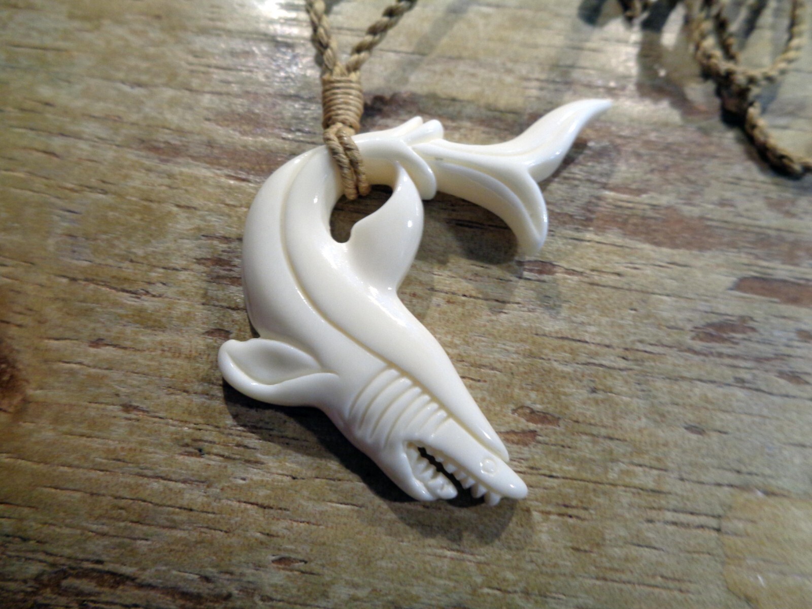 56MM CARVED WATER BUFFALO BONE HAWAIIAN MANO NIUHI SHARK PENDANT NECKLACE 28″