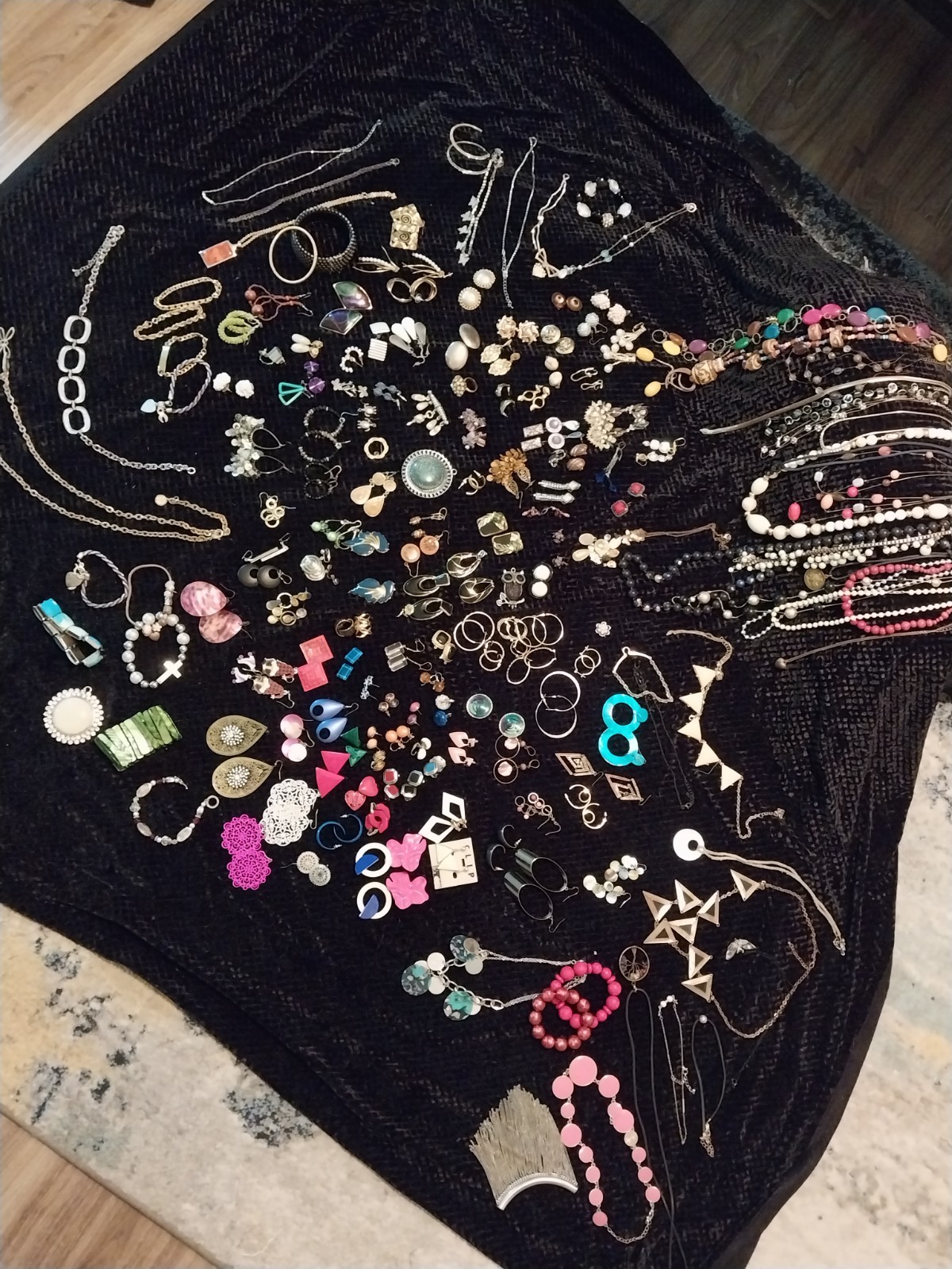 vtg EARRINGS LOT BUNDLE Jewelry Necklaces Broach Bracelet Estate OVER 185 PCS