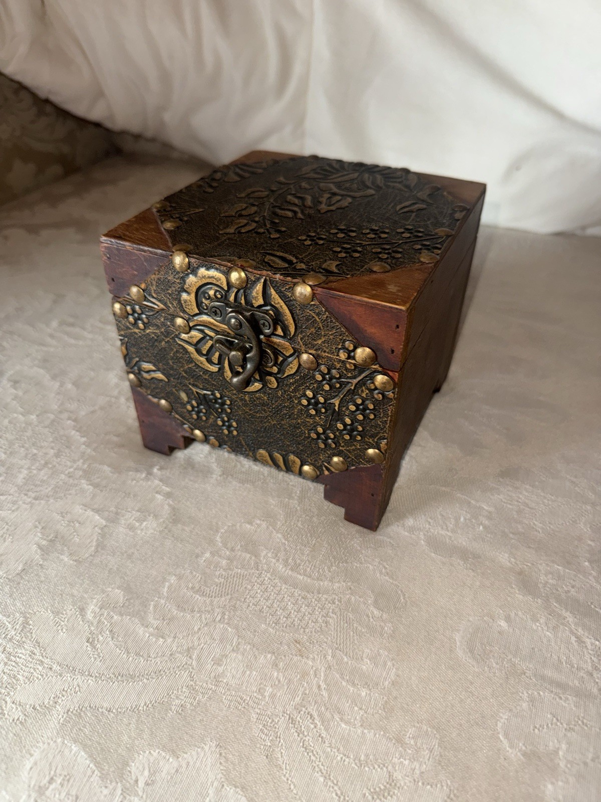 Vintage Treasure Jewlery Box Metal Engraved Floral Pattern Metal Clasp Rare