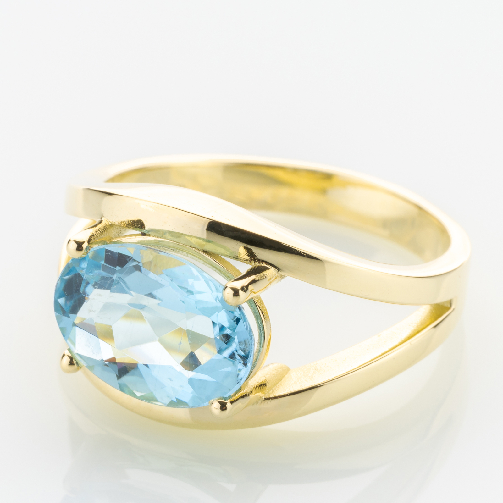 14k gold ring with an aquamarine