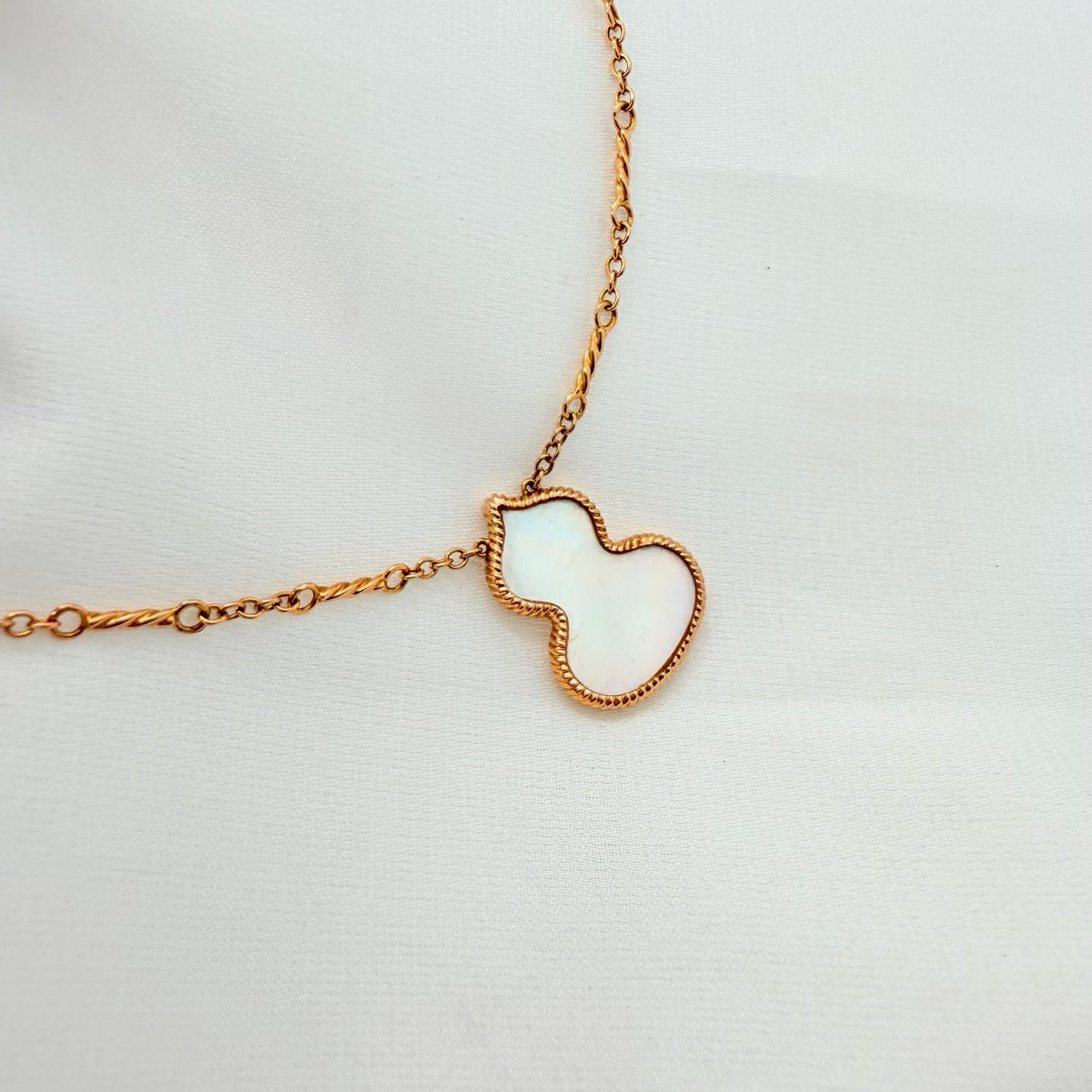 Qeelin Wulu 18K Rose Gold White Mother‑of‑Pearl Gourd Necklace No Accessories