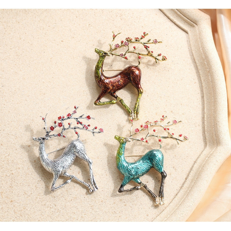 Christmas Deer Brooch Enamel Reindeer Cute Beautiful Animal Pin Jewelry Pins