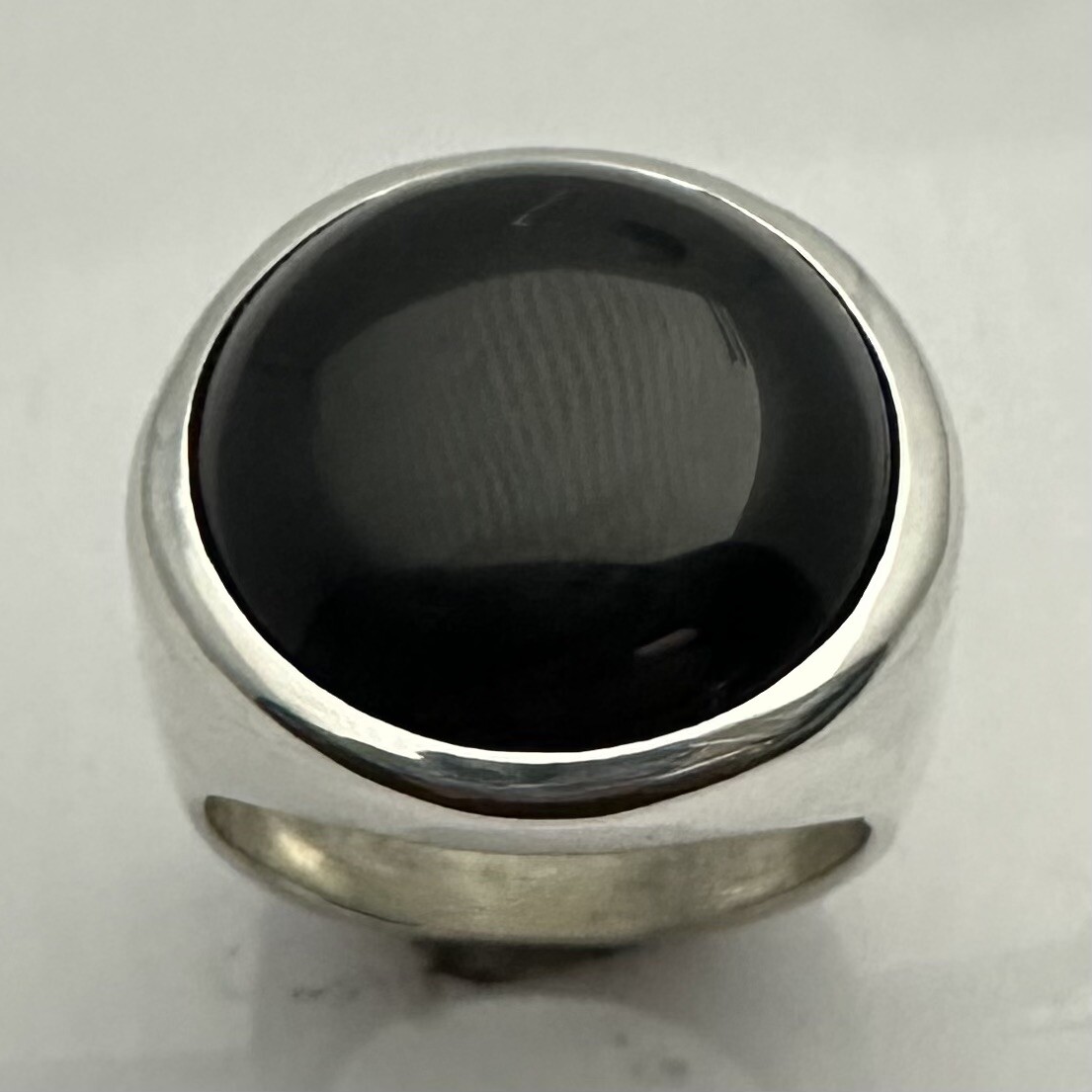 MJG STERLING SILVER MEN’S RING. 20mm BLACK ONYX CABOCHON. SZ 10. 28 Grams.