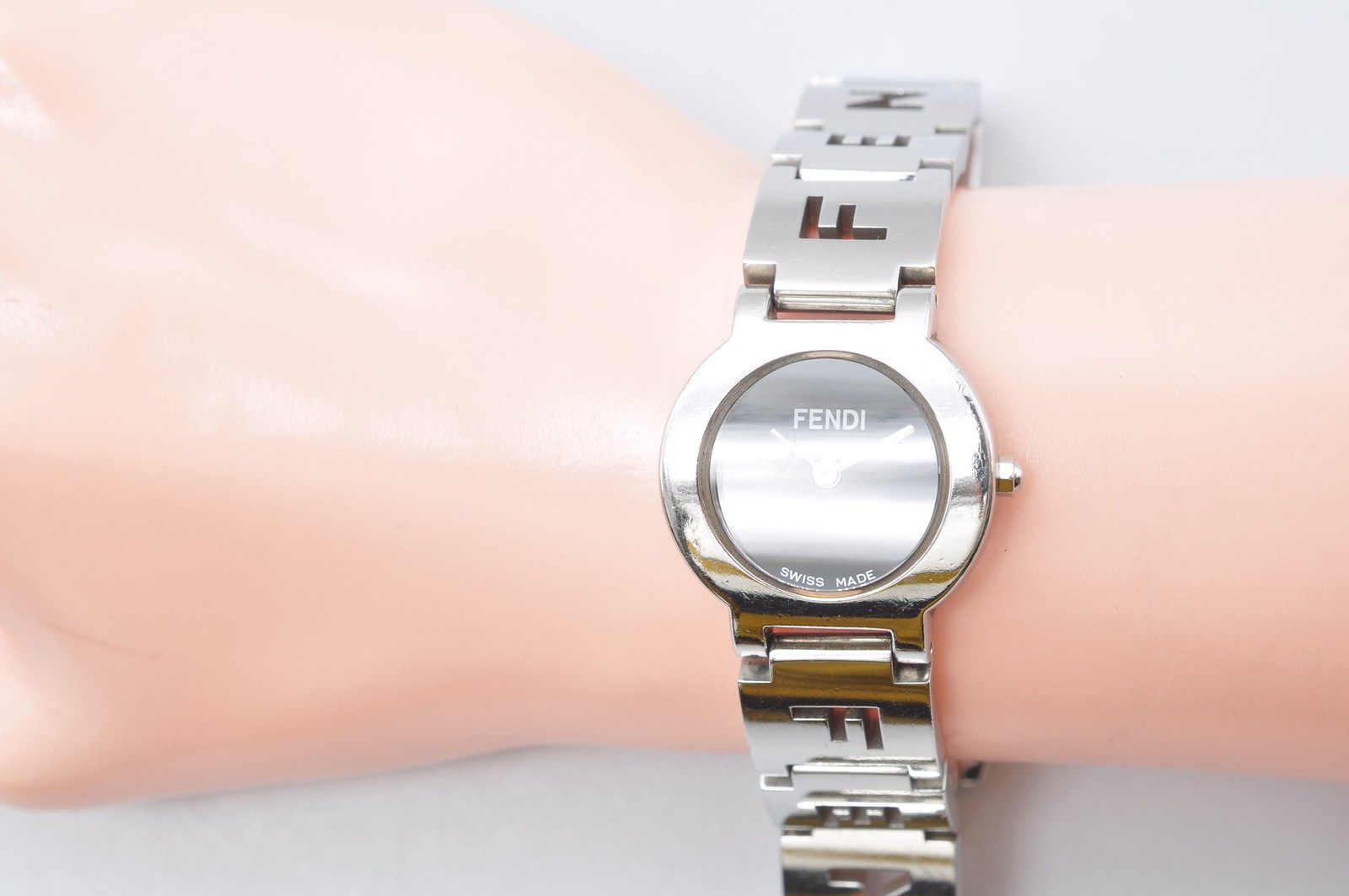 FENDI 3050L 3ATM Quartz Analog Silver Black Dial Women Swiss Made Auth w-1179