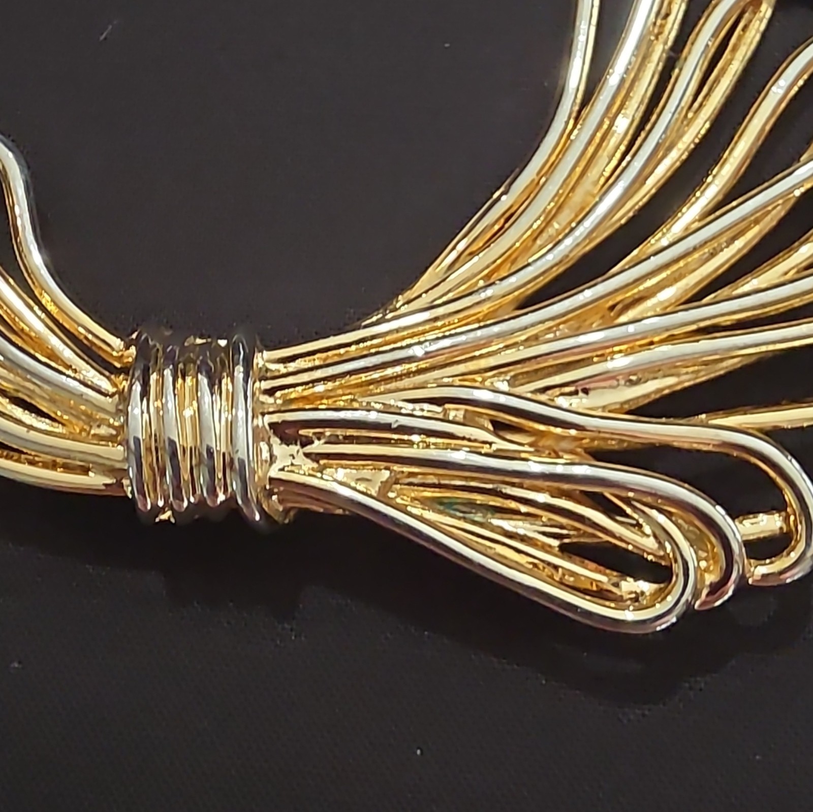 Gold Tone Bow Ribbon Wire Brooch Pin, Metal, No Stone, 3.75 in