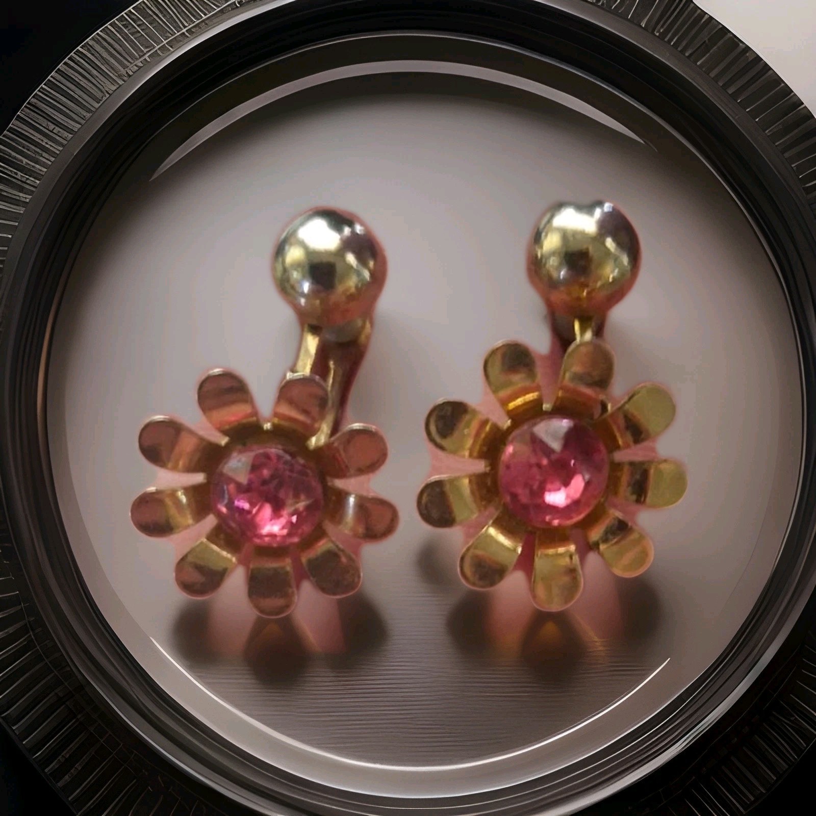 Vintage Gold Tone Pink Rhinestone Flower Screw Back Earrings Unsigned Retro…