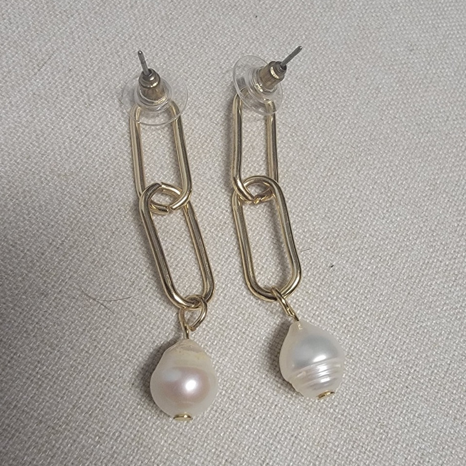 Gold Tone Paperclip Chain Dangle Earrings Baroque Pearl Drop Link Statement