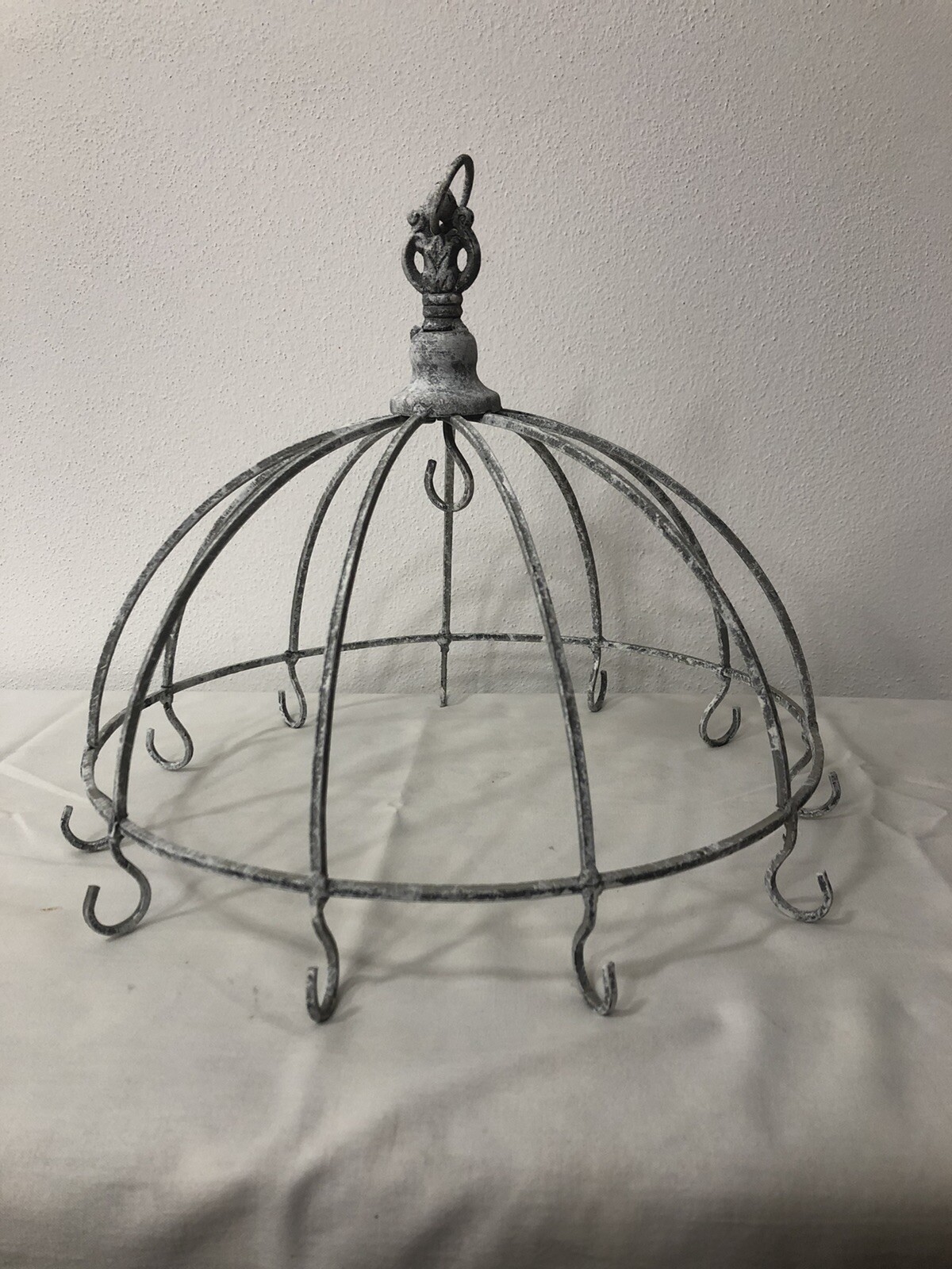 CIRCULAR IRON PENDANT DISPLAY