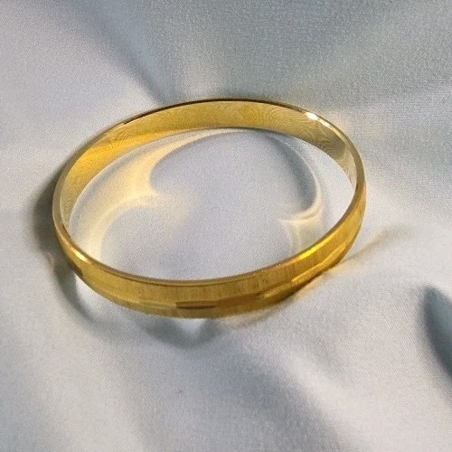 VINTAGE CROWN TRIFARI TEXTURED GOLD TONE slip-on BANGLE BRACELET M MEDIUM