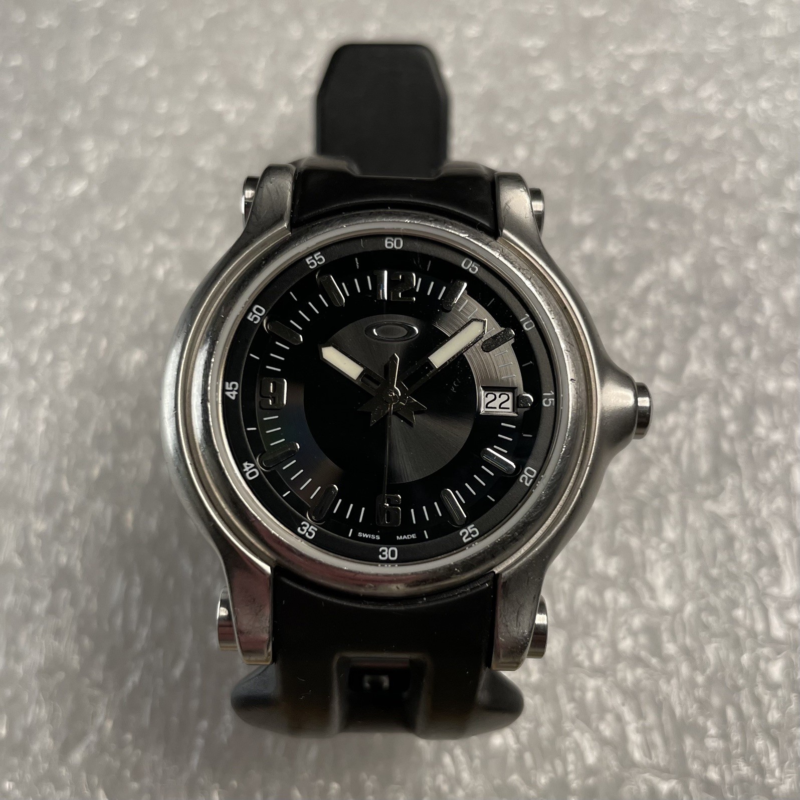 OAKLEY HOLESHOT 3 HAND WATCH. Swiss Made. +Batteries. Check description.