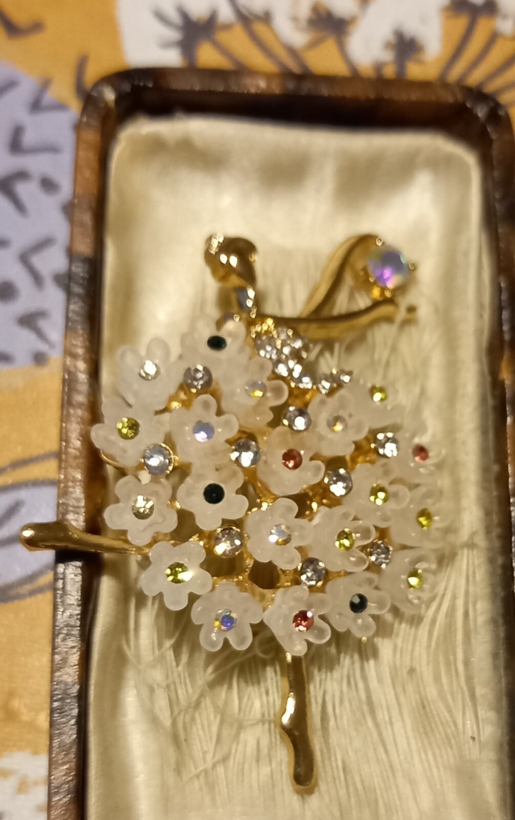 VINTAGE STYLE GOLDTONE BALLERINA FLORAL BROOCH PRETTY SPARKLY MULTICOLOURED
