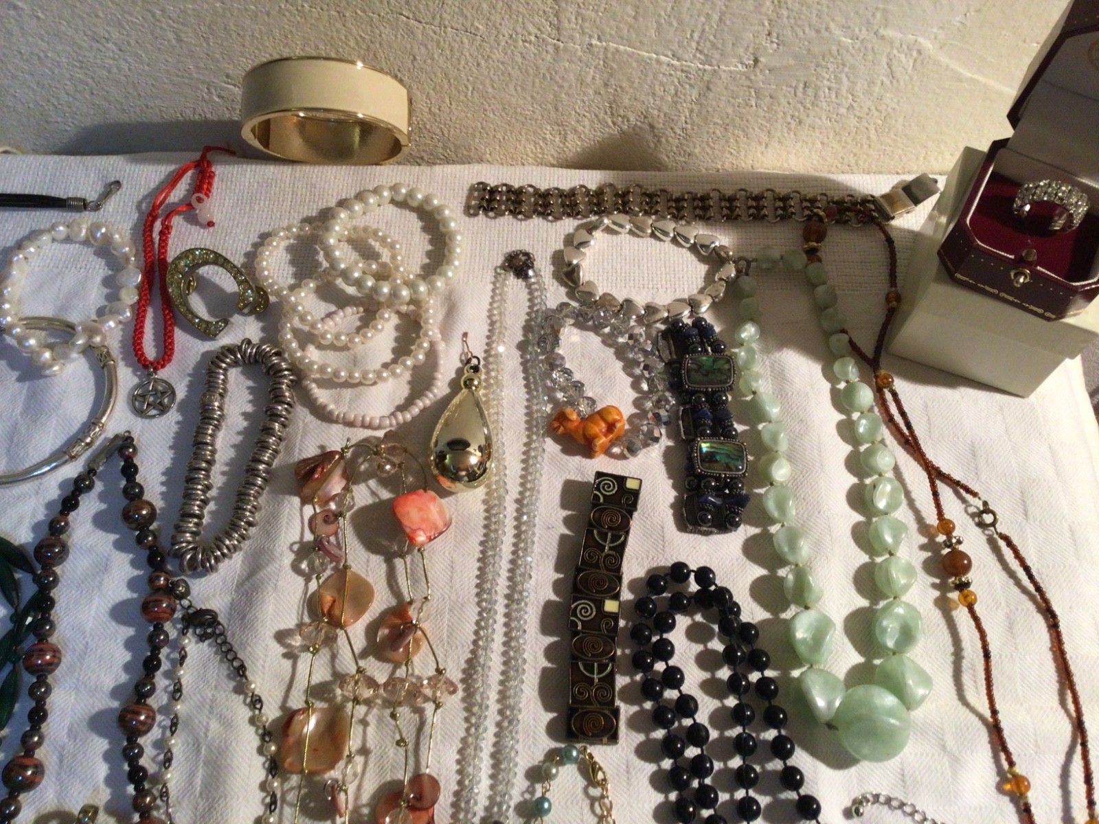 MAX LOT WITH NATURAL CORAL BRACELETS NECKLACES RINGS WITH BOXES