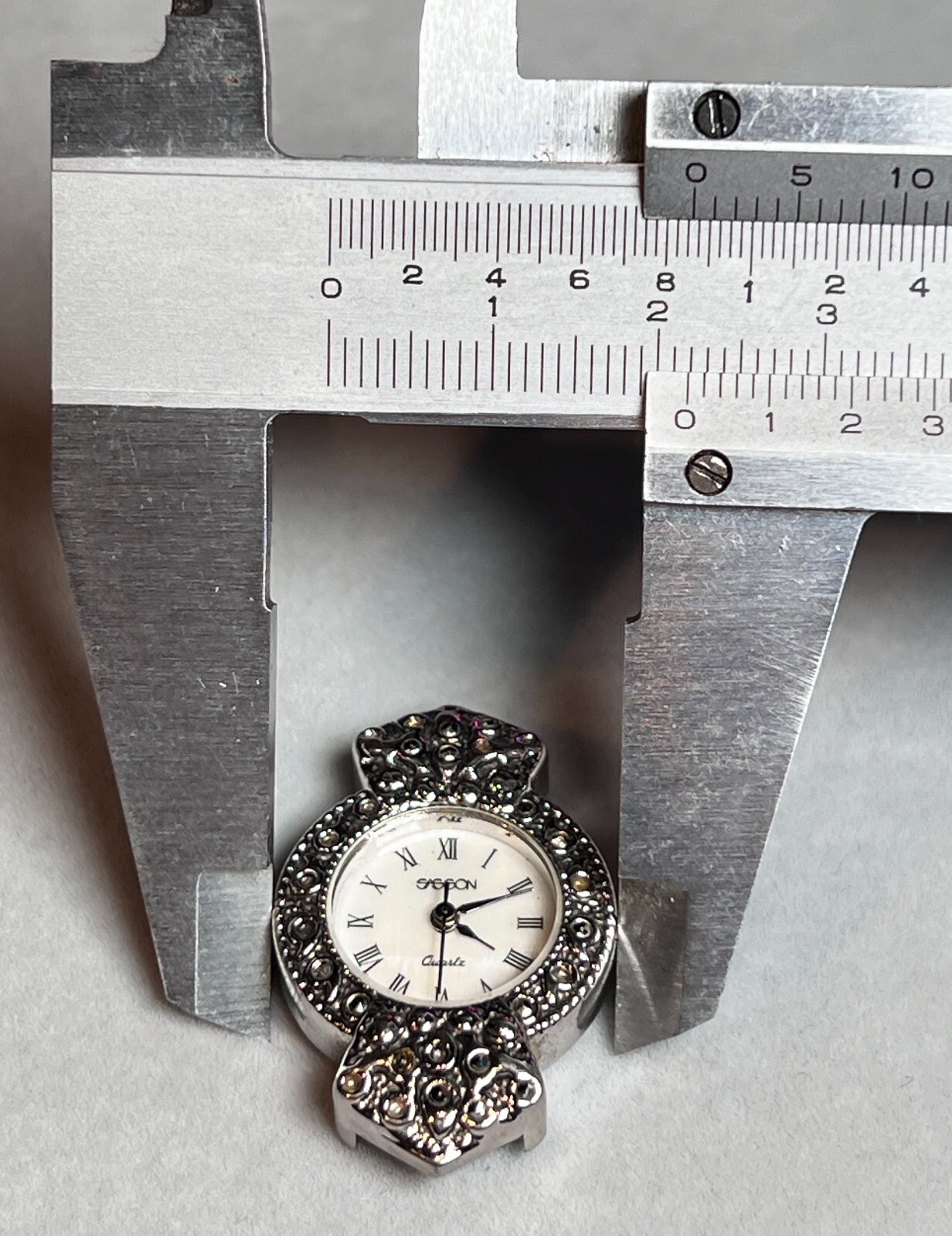 Vintage D&L Sasson Women’s Ladies Silver Tone 22mm Round Quartz Wrist Watch V377