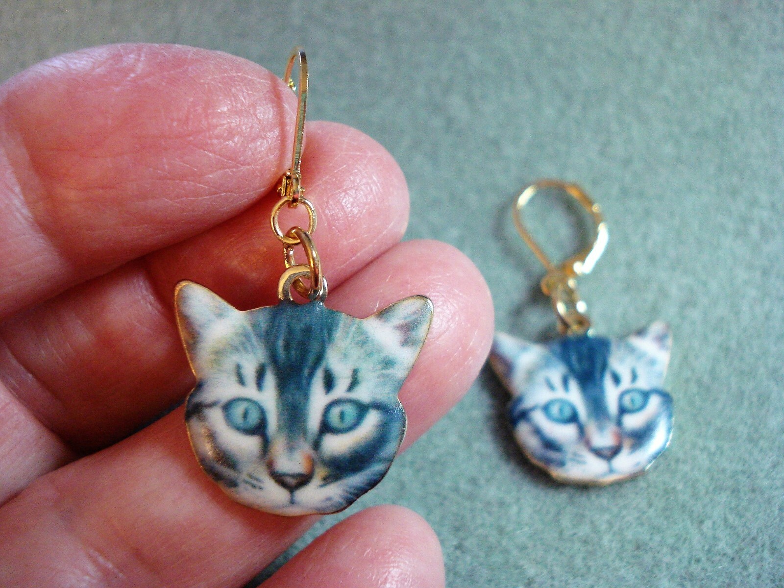 1 5/8″ Drop Dangle Colorful Gray Tabby Cat Face Gold Plated Leverback Earrings
