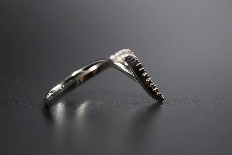 18k Gold Plated Simulated Diamond Small V Ring Gorgeous Women Fashion Jewelry
