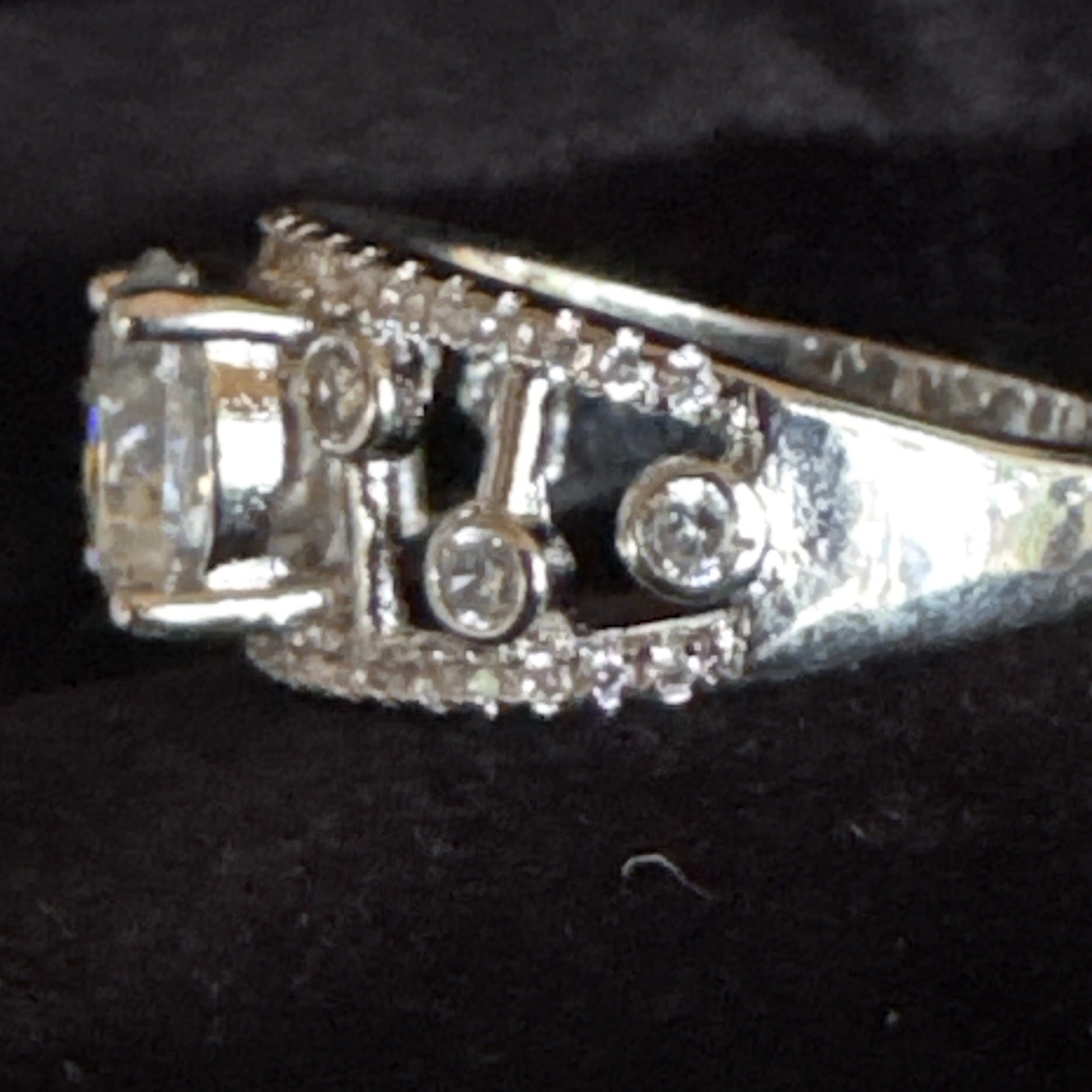 Sz 8 2.0ctw GRA Certified D Color Round Moissanite Ring CR7223