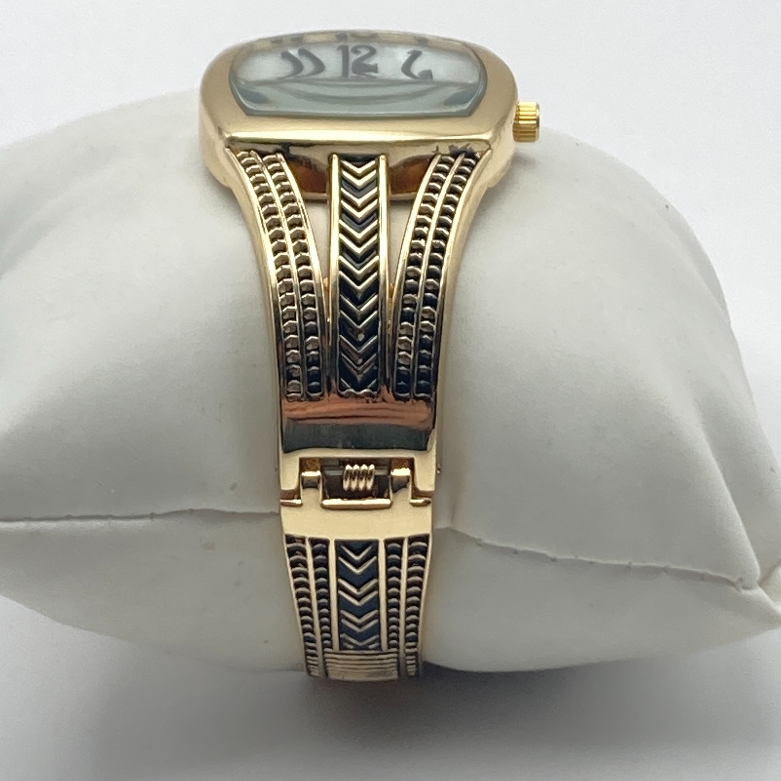 Varsales Women’s Watch Gold Tone Cuff MOP Dial Textured Band New Battery 6.75″