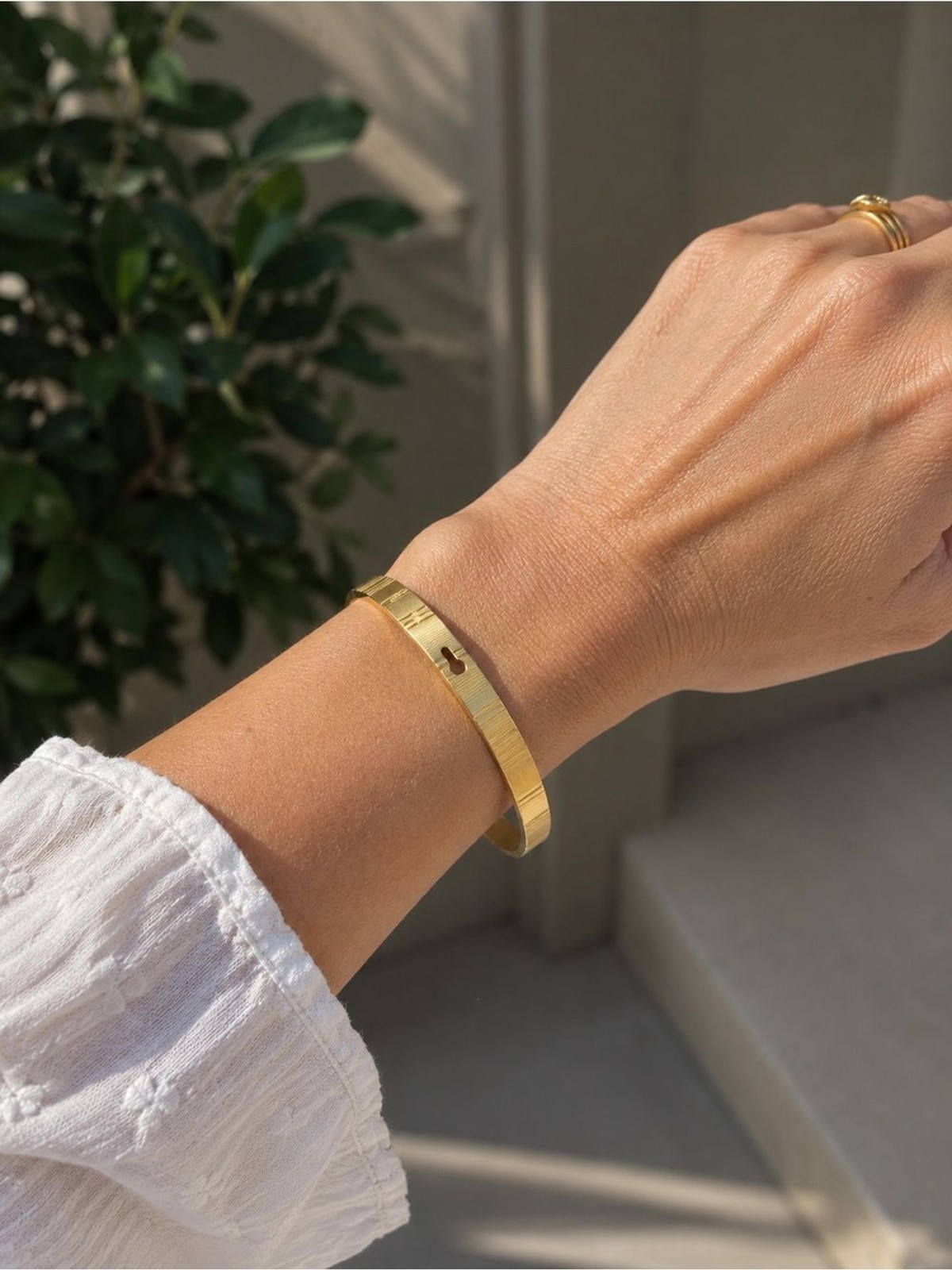 Chelsea Taylor Gold Tone Satin Finish Bangle Bracelet Minimalist Vintage Women’s