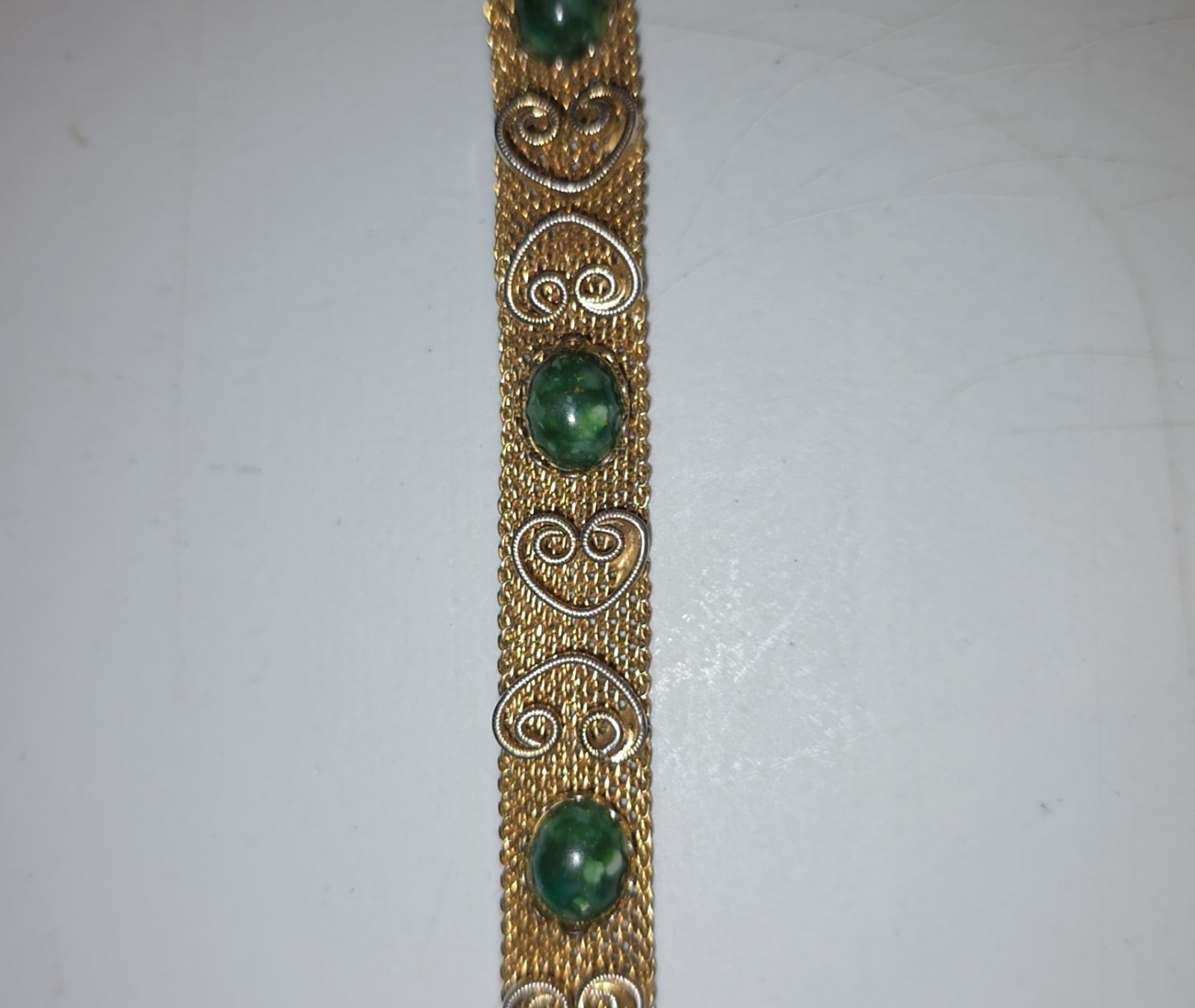 Vintage Sumthing Special Gold Tone Mesh Belt Bracelet Green Cabochons 8″
