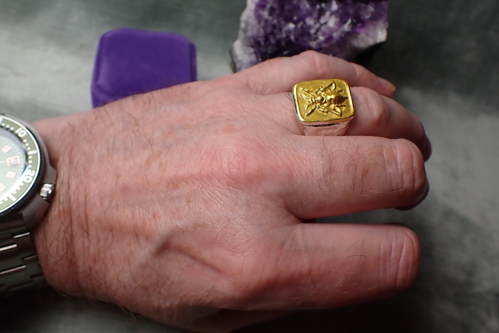 Mens Bee Ring 🐝Gold Tone Signet Ring Size 10