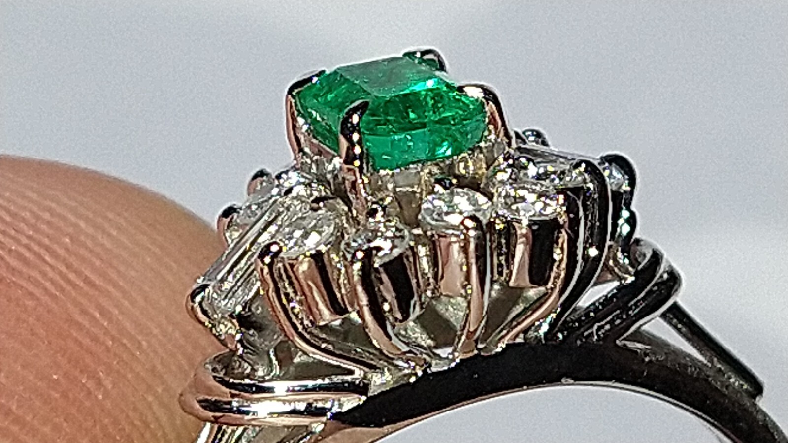Solid platinum 0.57 carat natural emerald diamond ring 4.05 grams sz 4.75 pt900