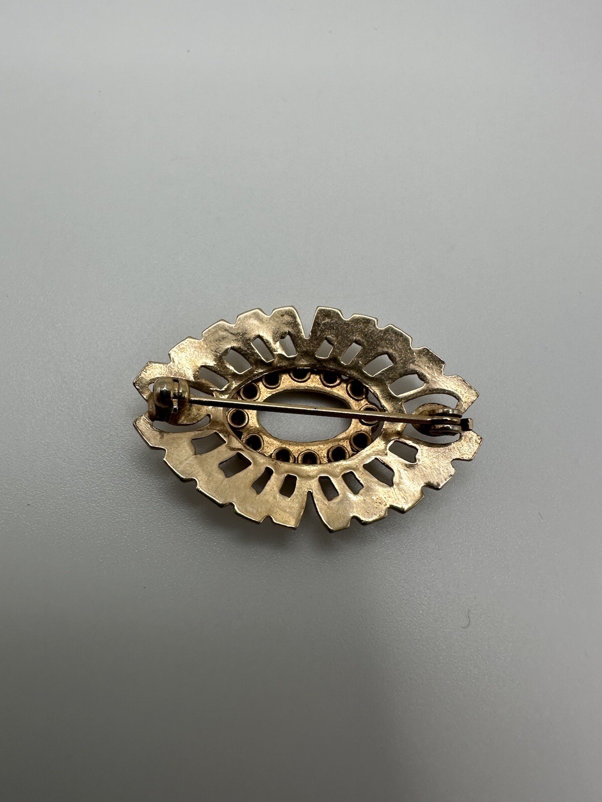 Vintage Gold Ornate Rhinestone Oval Brooch 3.6cm JB15