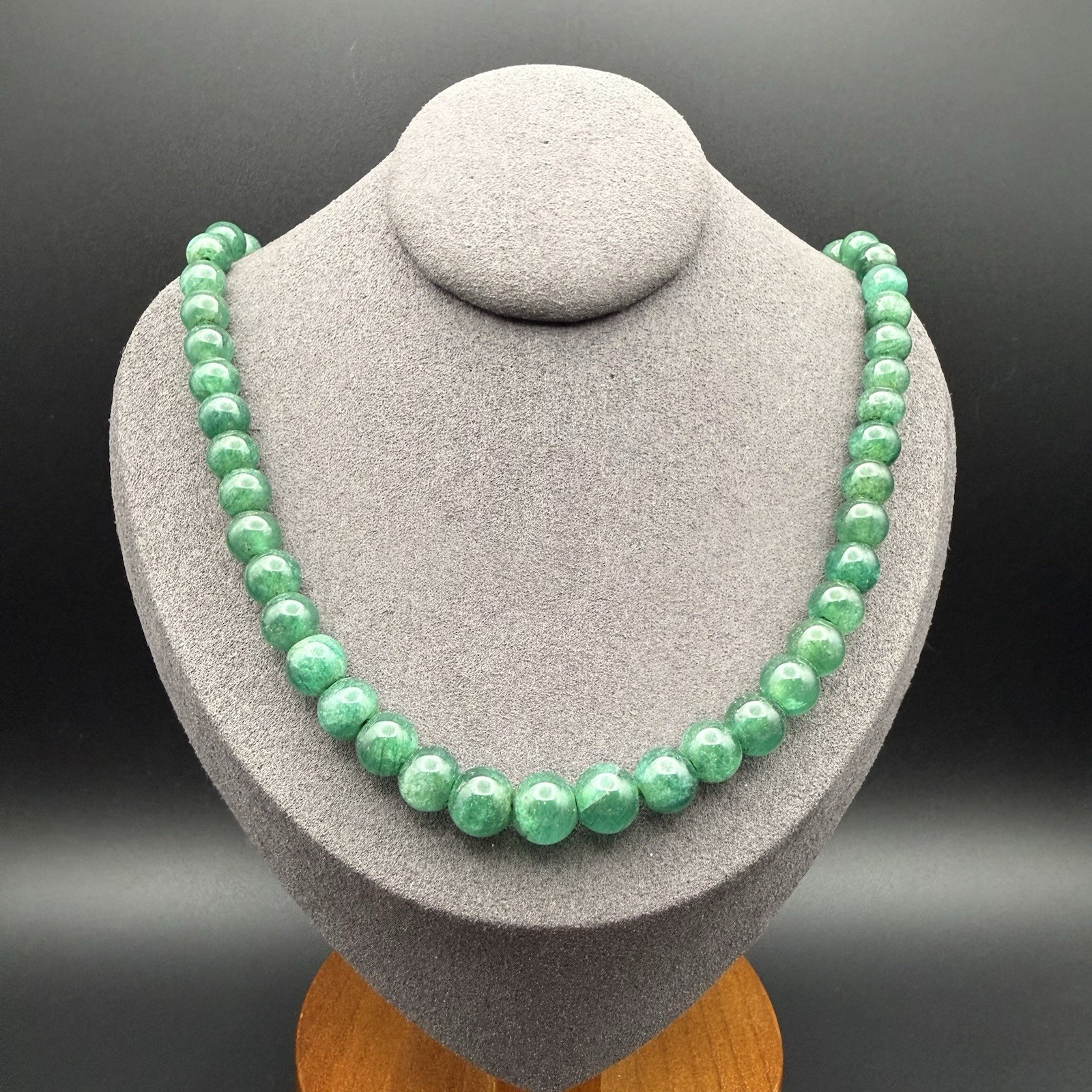Vintage Emerald Green Dyed Jade Quartzite Beaded Necklace 19″ Barrel Screw Clasp