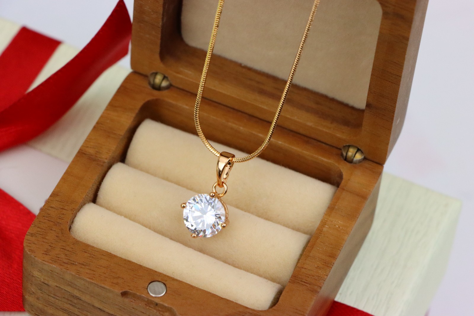 Elegant Round White Pendant in Gold Plated Brass for Women, XPPT1666