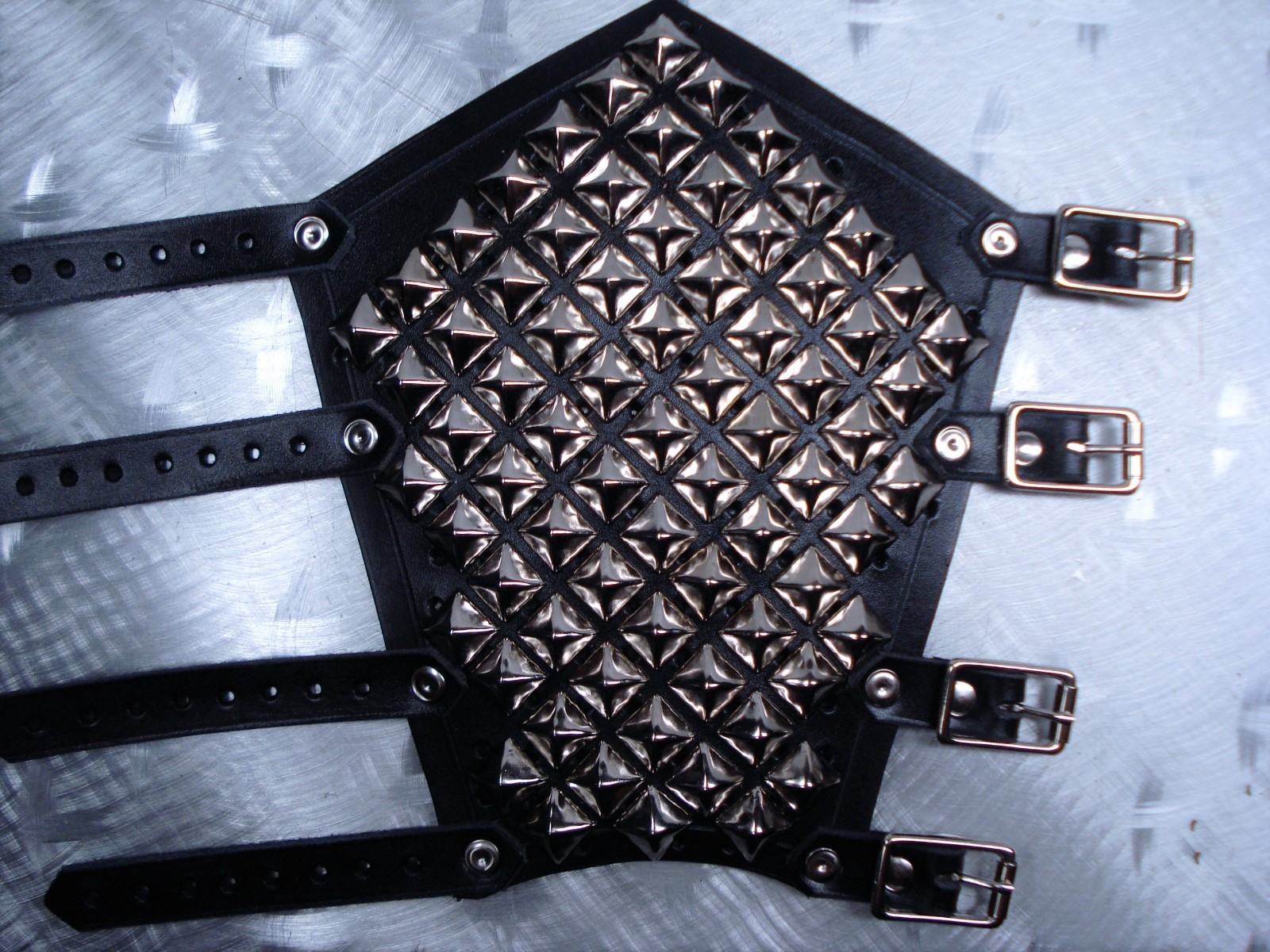 UNISEX STUDDED LEATHER GAUNTLETS.THRASH METAL… (MDLUG0146)…..VOIVOD’S