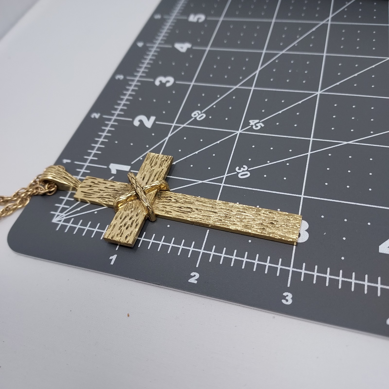 Cross Necklace Men Large Gold Tone Wood Grain Metal 3″ Cross 22″ Signed Chain