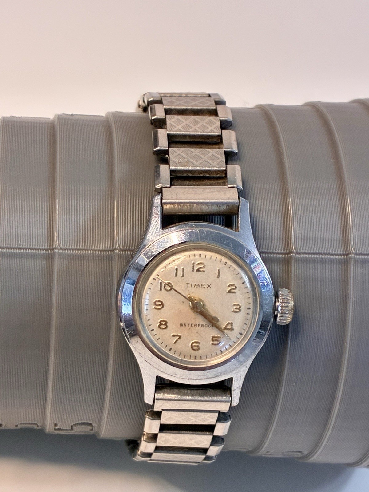 Timex Vintage Women’s Mechanical Watch, Shock-Resistant, Silver Dial, 17J WORKS