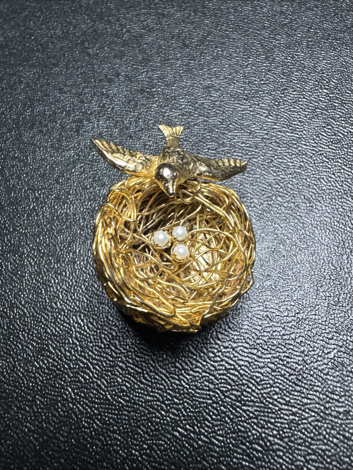 Vintage Jeanne Signed Bird’s Nest Faux Pearl Gold Tone Broach 1.5″ Brooch Pin