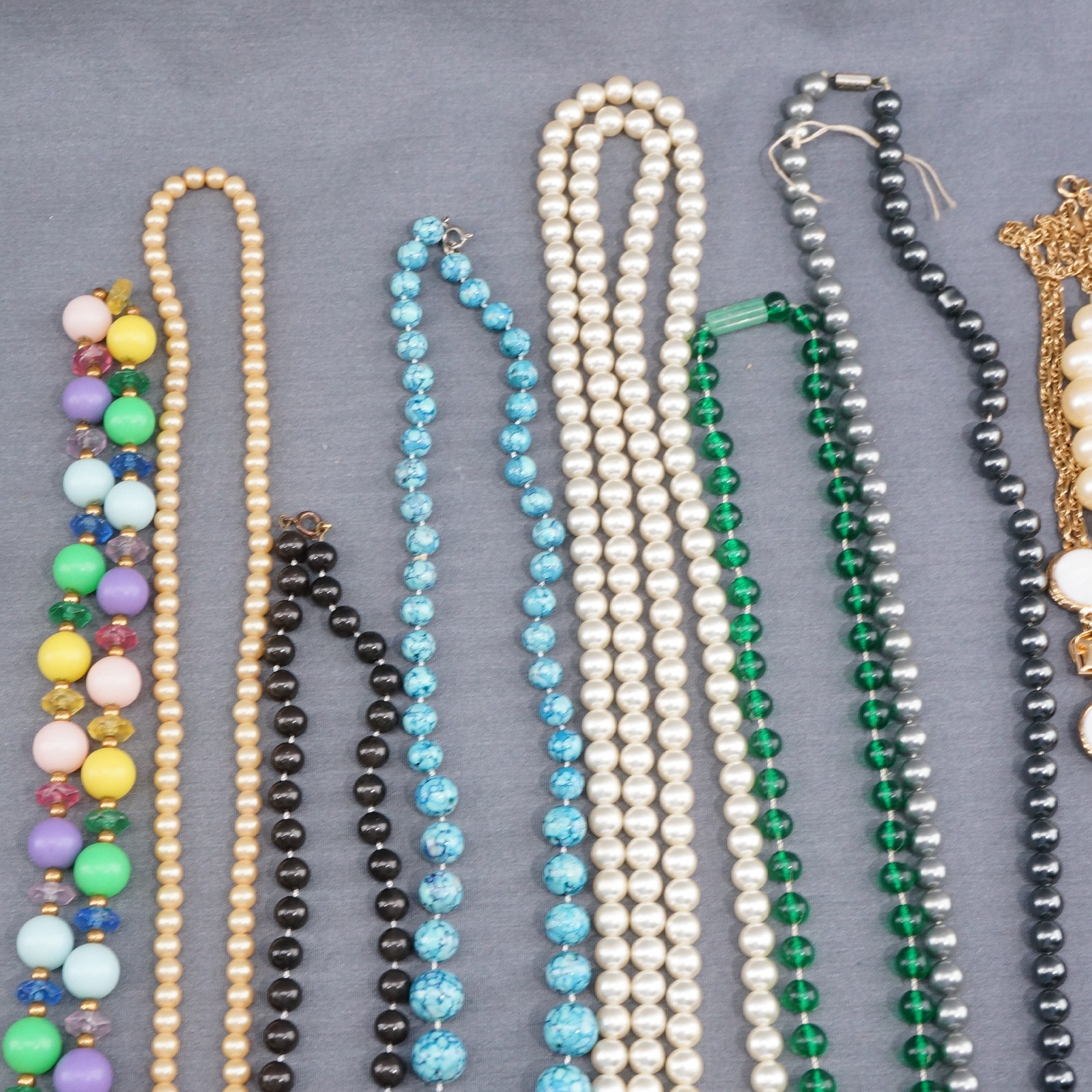 Lot of 4lb 10oz Vintage/Modern Mixed Costume Jewelry Necklaces Chokers 50+ pcs