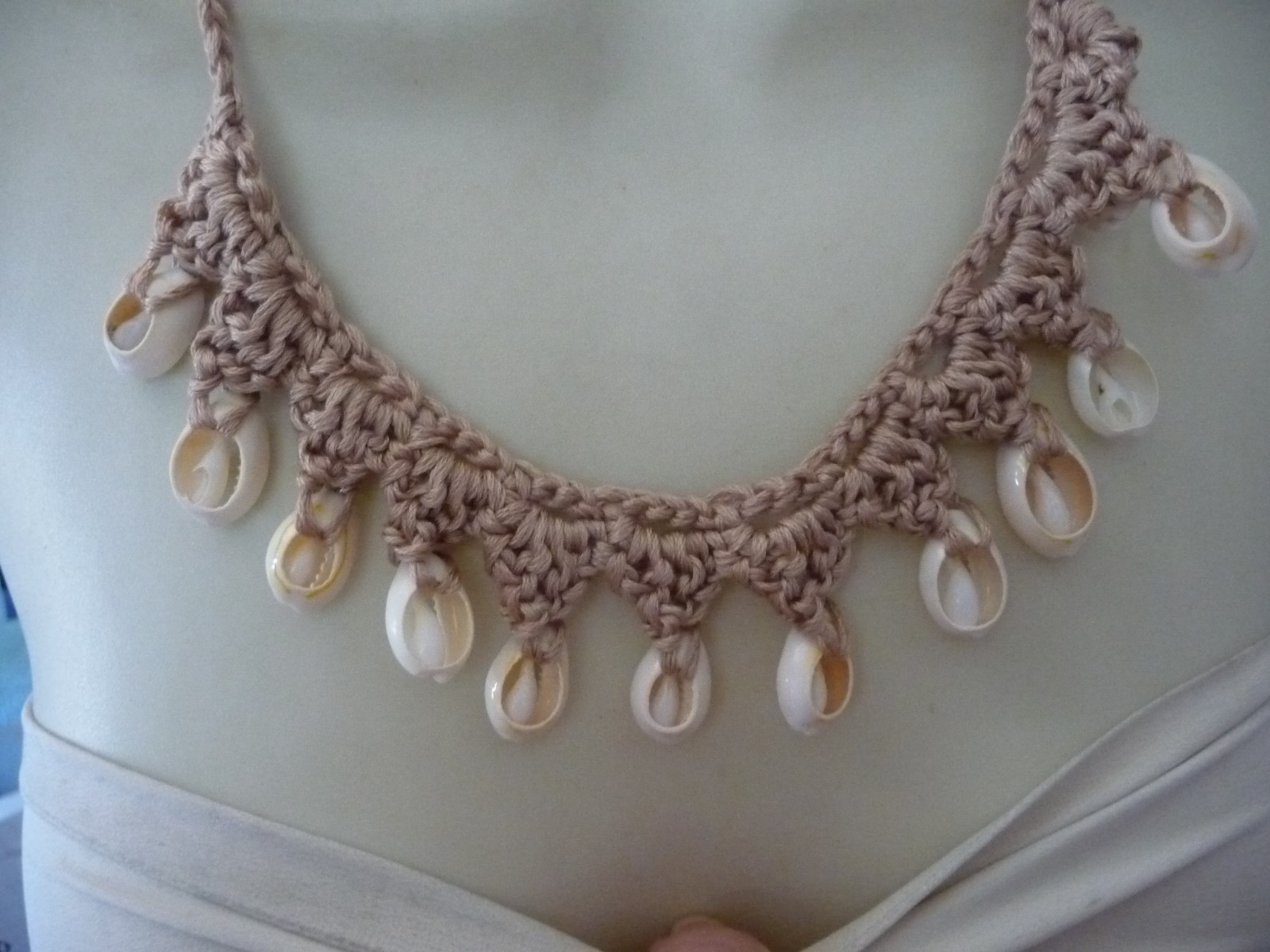MACRAME BEIGE CORD W DANGLE SEA SHELLS BY SHEIN NECKLACE #32/18